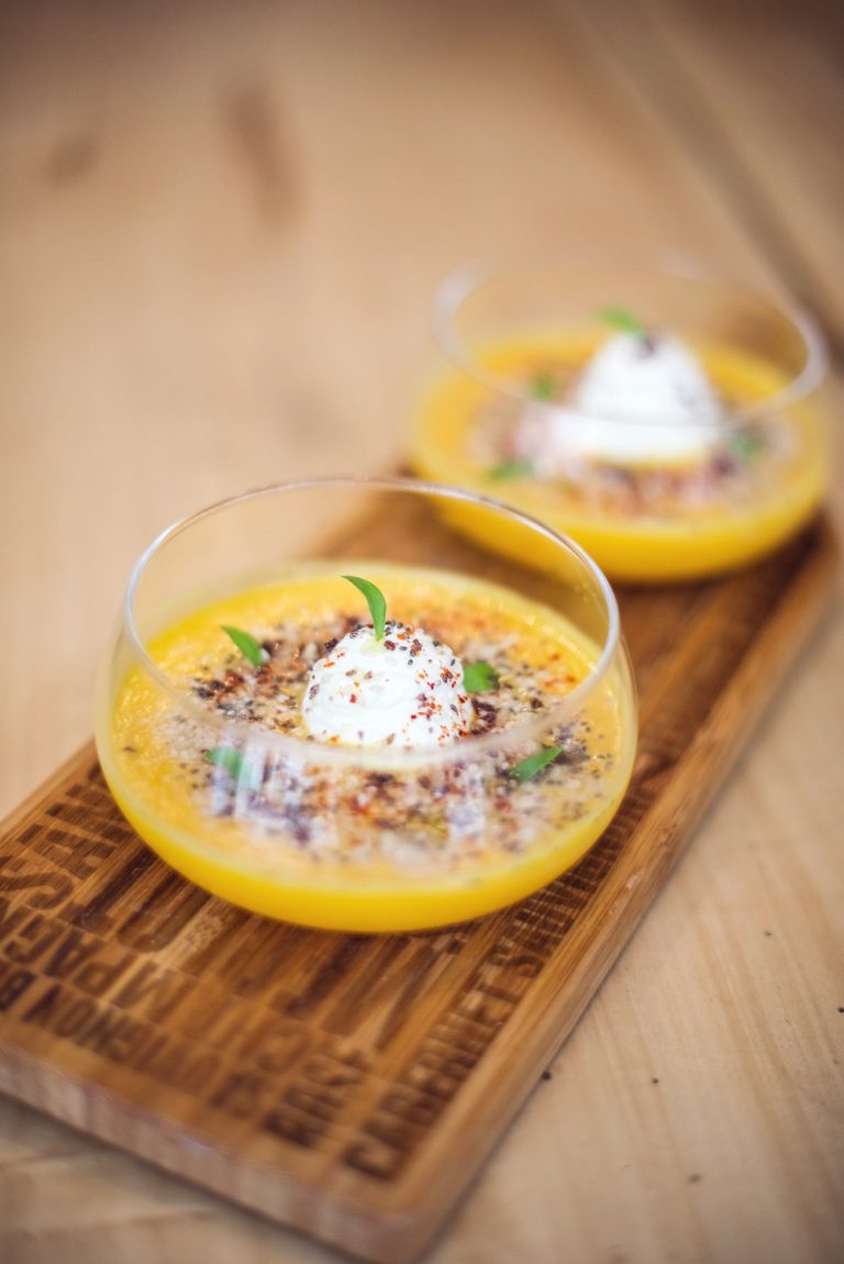Gaspacho de melon et sa chantilly de vinaigre aux agrumes, crumble
